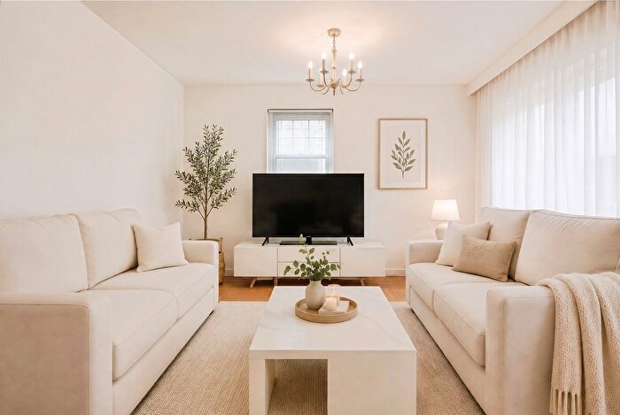 2 Bedroom Flat For Sale In Squirrels Close, Swanley, BR8