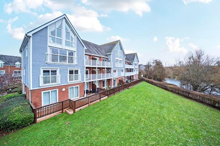 2 Bedroom Apartment For Sale In The Lakes, Larkfield, Aylesford, ME20