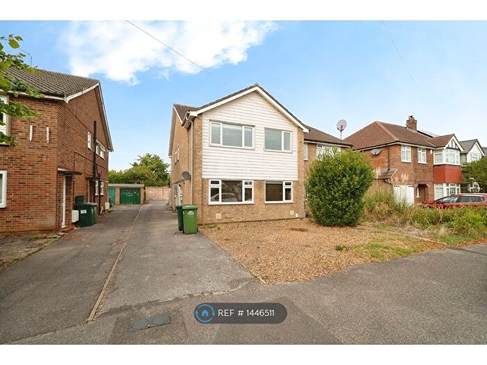 2 Bedroom Flat To Rent In Avondale Avenue, Staines-Upon-Thames, TW18