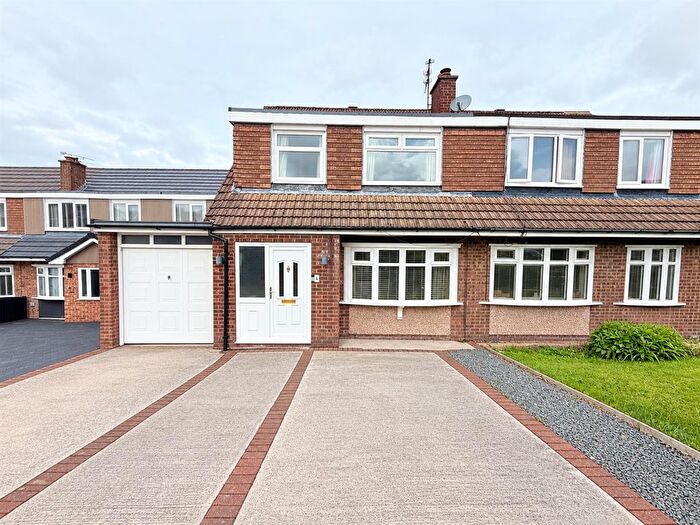 3 Bedroom Semi-Detached House For Sale In Burns Fold, Dukinfield, SK16