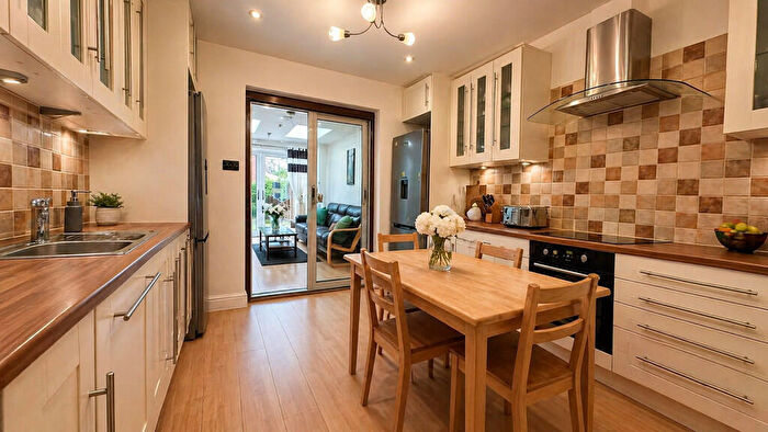5 Bedroom Semi-Detached House To Rent In Bed Aldershot Road, GU2
