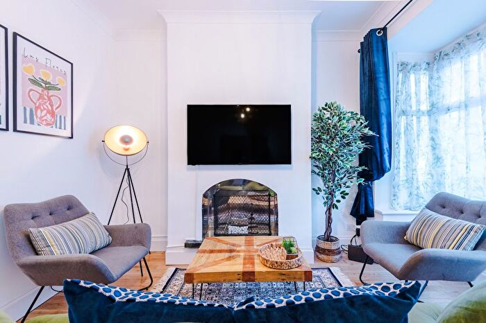 3 Bedroom Flat To Rent In Earlsdon, CV5