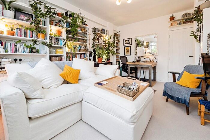 1 Bedroom Flat For Sale In Mile End Road, London, London, E1