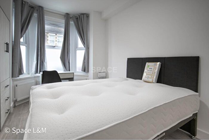 5 Bedroom Terraced House To Rent In Grange Avenue, Reading, Berkshire, RG6