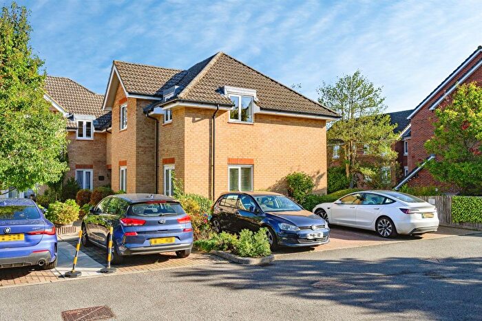 2 Bedroom Flat For Sale In Sheepcot Lane, Watford, WD25