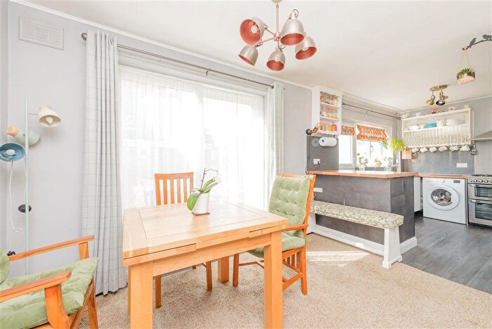3 Bedroom Semi-Detached House For Sale In Holly Road, Rochester, Kent, ME2