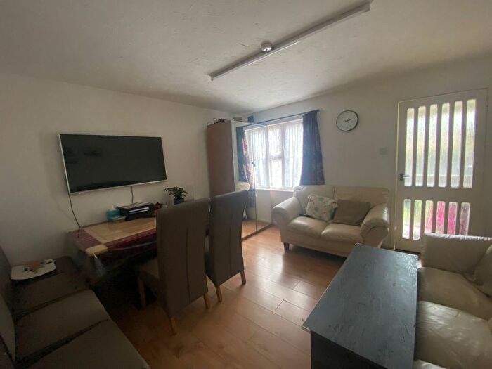 1 Bedroom Flat To Rent In Abbotswood Way, Hayes, UB3