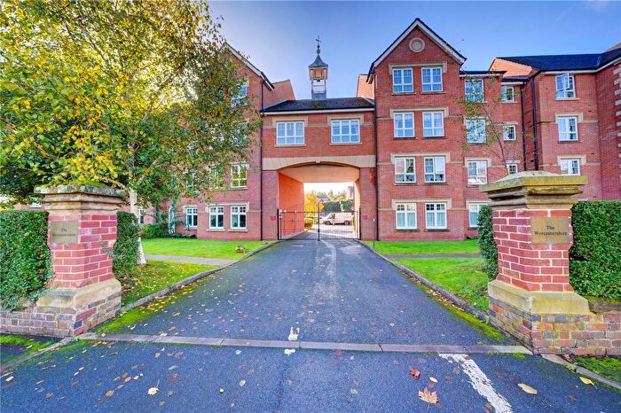 2 Bedroom Flat For Sale In St. Andrews Road, Droitwich, Worcestershire, WR9
