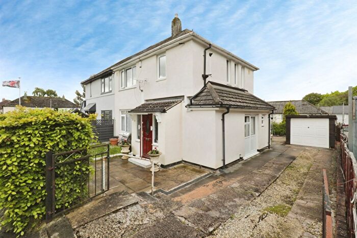 4 Bedroom Semi-Detached House For Sale In Deanswood Place, Leeds, LS17