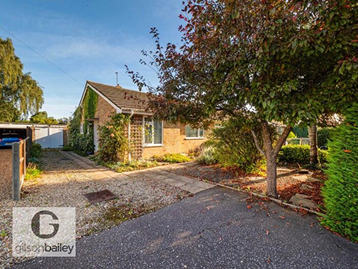 2 Bedroom Semi-Detached Bungalow For Sale In Post Office Road, Lingwood, NR13