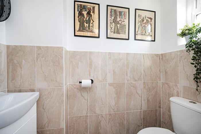4 Bedroom Flat For Sale In St Marks Rise, Dalston, London, E8