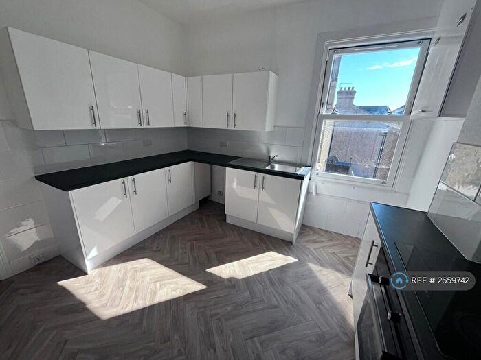 3 Bedroom Maisonette To Rent In Green Lanes, London, N13