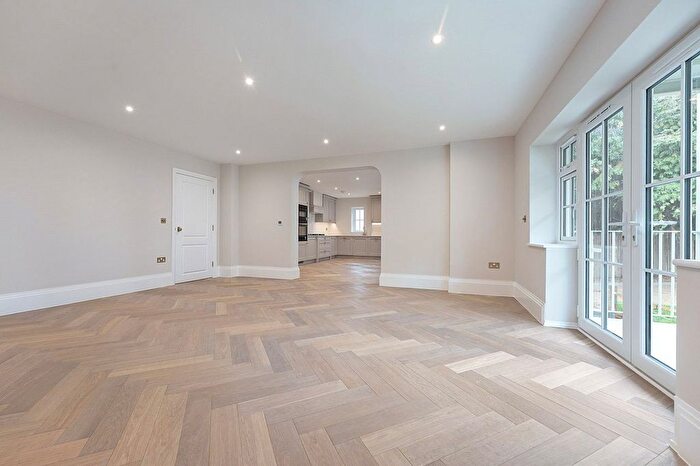 2 Bedroom Flat To Rent In Welcomes Road, Kenley, Surrey, CR8