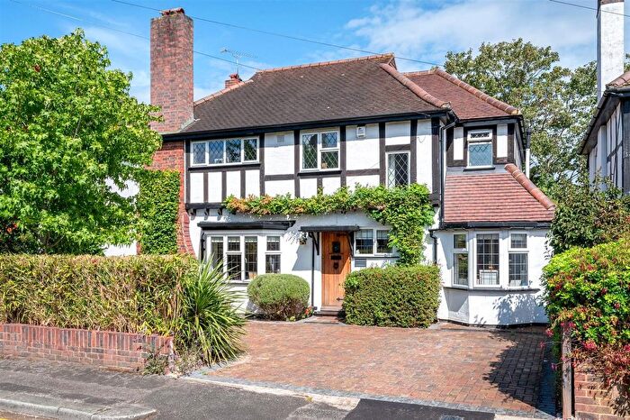 4 Bedroom Detached House For Sale In Squirrels Way, Epsom, KT18