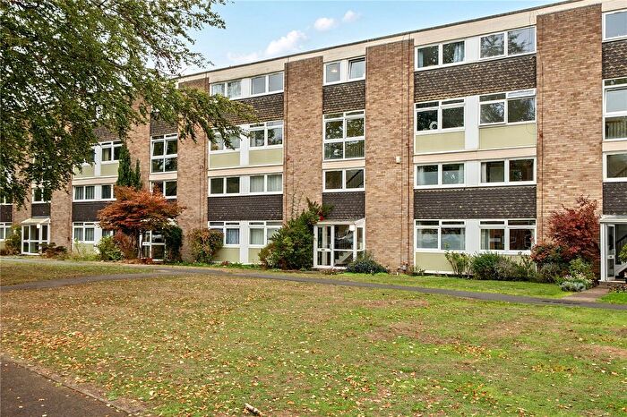 2 Bedroom Flat For Sale In Trafalgar Drive, Walton-On-Thames, Surrey, KT12
