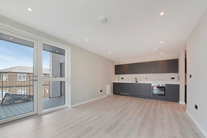 2 Bedroom Flat To Rent In Gladstone Park Gardens, London, NW2