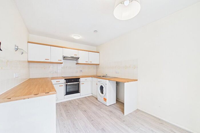 2 Bedroom Flat To Rent In Admirals Court, Rose Kiln Lane, Reading, Berkshire, RG1