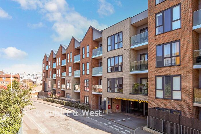 2 Bedroom Apartment For Sale In Queens Road, East Grinstead, West Sussex, RH19