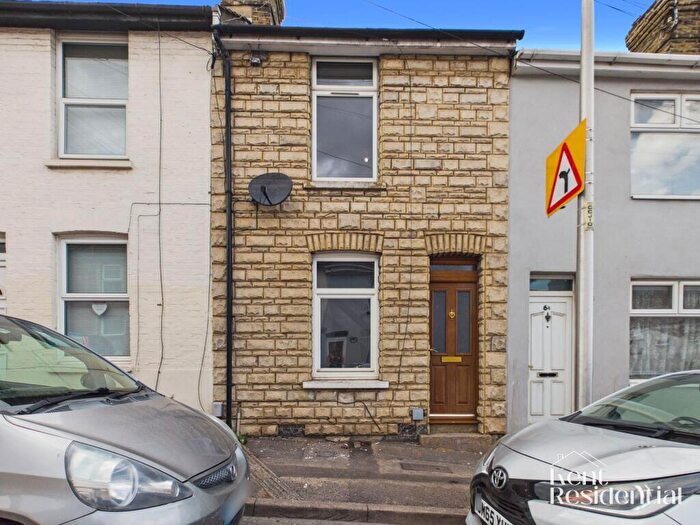 2 Bedroom Terraced House For Sale In Castle Road, Chatham, Kent, ME4