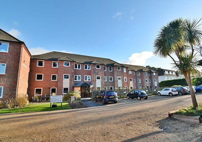 2 Bedroom Flat For Sale In Glenmoor Road, Ferndown, BH22