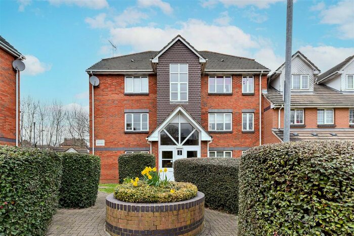 2 Bedroom Flat For Sale In The Croft, North Chingford, E4
