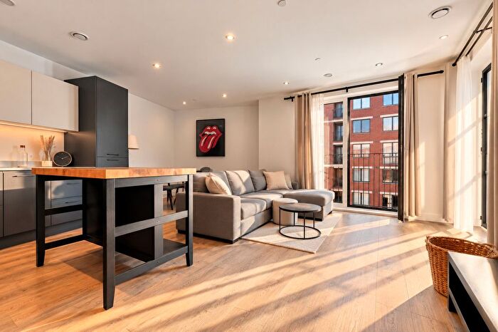 2 Bedroom Flat For Sale In Glow Court, London, E3