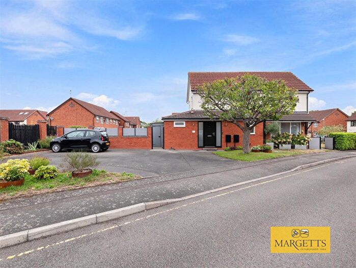2 Bedroom Property For Sale In Mallory Drive, Nr Race Course Amp; Town, Warwick, CV34