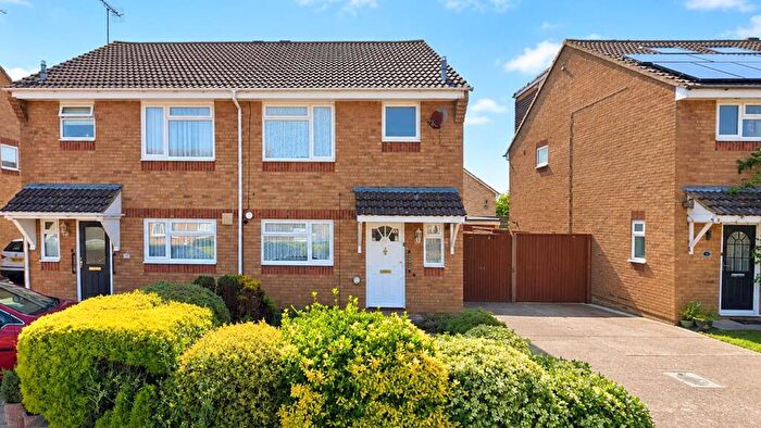 3 Bedroom Semi-Detached House For Sale In Chippers Road, Worthing, BN13