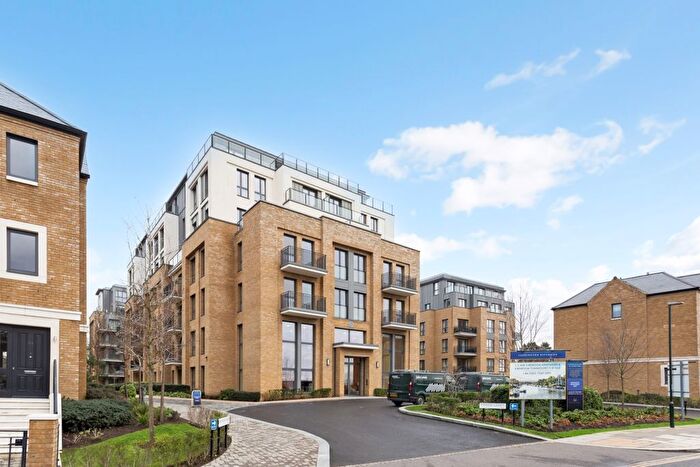 2 Bedroom Flat To Rent In Pinewood Gardens, Teddington, TW11