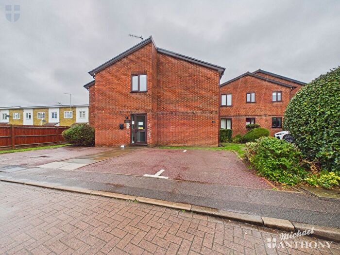2 Bedroom Flat For Sale In Poets Chase, Aylesbury, HP21