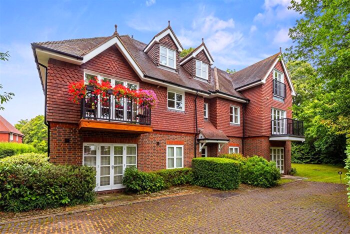 2 Bedroom Flat To Rent In Ringley Avenue, Horley, RH6