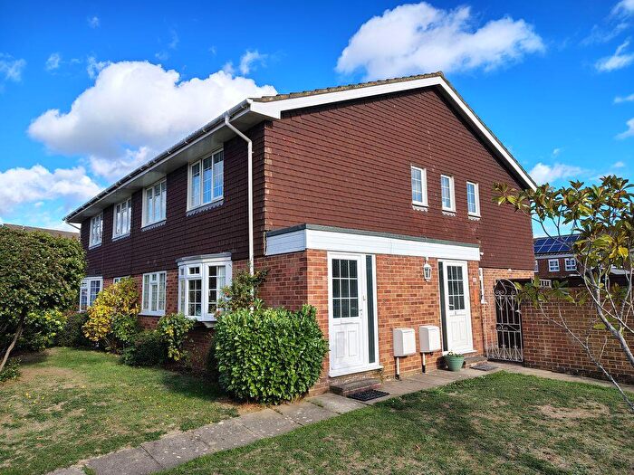 2 Bedroom Flat For Sale In Pinkneys Green, SL6