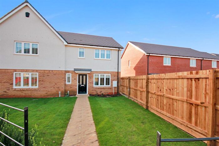 3 Bedroom Semi-Detached House To Rent In , Sickle Drive, Wellingborough, NN8