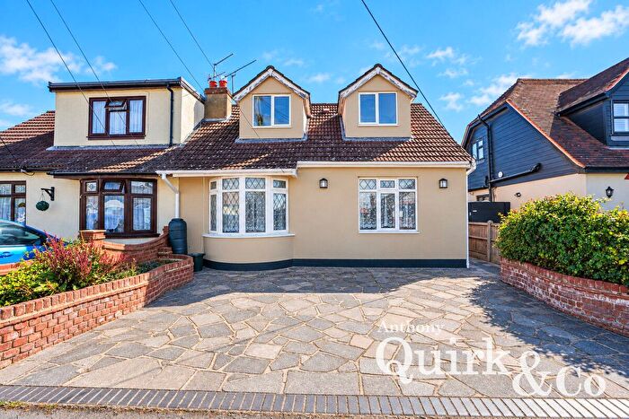 3 Bedroom Chalet For Sale In The Driveway, Canvey Island, SS8
