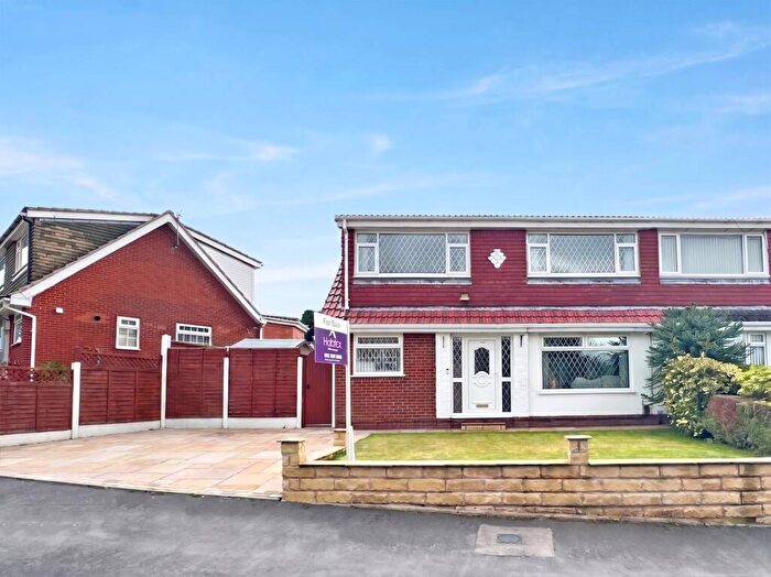 4 Bedroom Semi-Detached House For Sale In Denbydale Way, Oldham, OL2