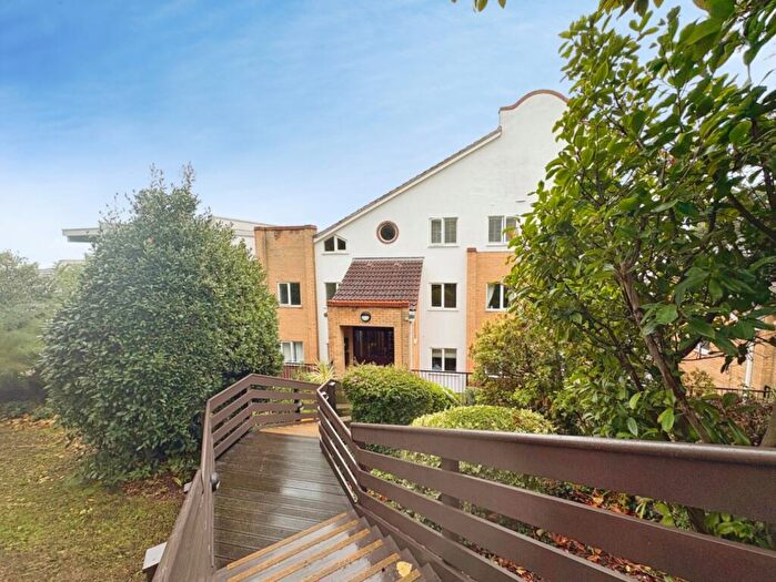 2 Bedroom Apartment To Rent In Undercliff Gardens, Leigh-On-Sea, SS9