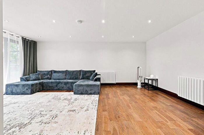 2 Bedroom Flat For Sale In Wards Wharf Approach, London, E16