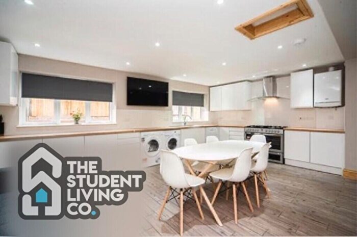 6 Bedroom Semi-Detached House To Rent In Rolleston Drive, The Park, NG7