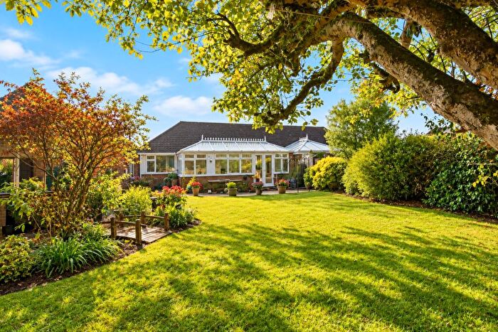 2 Bedroom Bungalow For Sale In Spooners Drive, Park Street, St. Albans, Hertfordshire, AL2