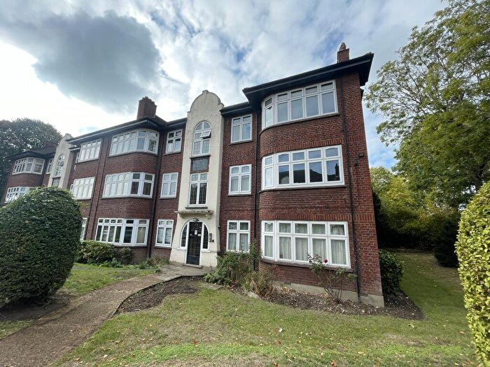 3 Bedroom Flat To Rent In Hill Court, Main Road, Romford, Havering, RM1