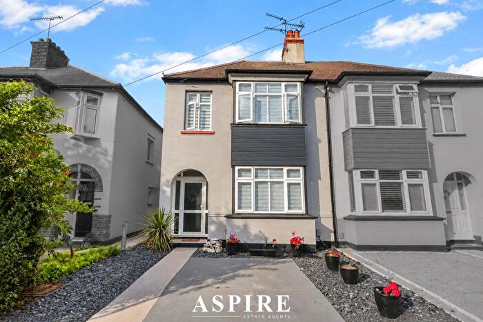3 Bedroom Semi-Detached House For Sale In Cromwell Road, Southend-On-Sea, SS2
