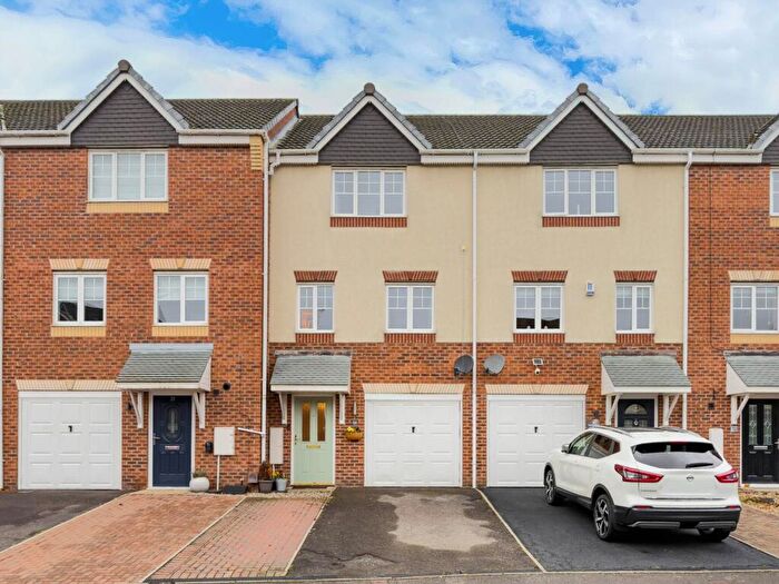 3 Bedroom Town House For Sale In Ringshaw Drive, Cleckheaton, BD19