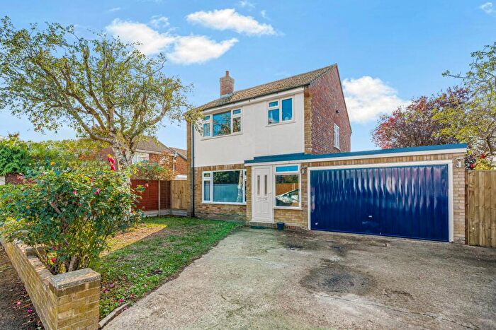 3 Bedroom Detached House For Sale In Hurtwood Road, Walton On Thames, Surrey, KT12