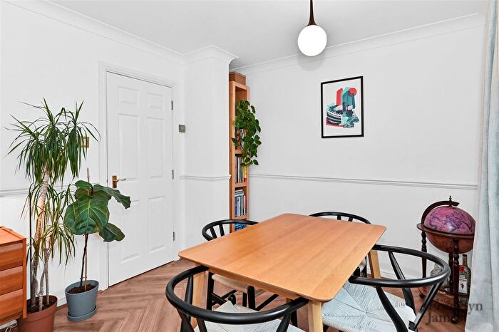 2 Bedroom Flat For Sale In Island Row, London, E14