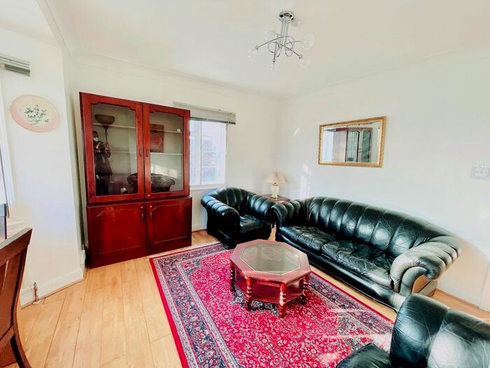 3 Bedroom Flat To Rent In Homefarm Road, Hanwell, W7