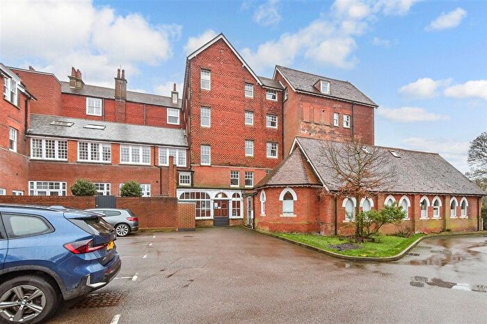 2 Bedroom Flat For Sale In Eversley Park, Folkestone, Kent, CT20