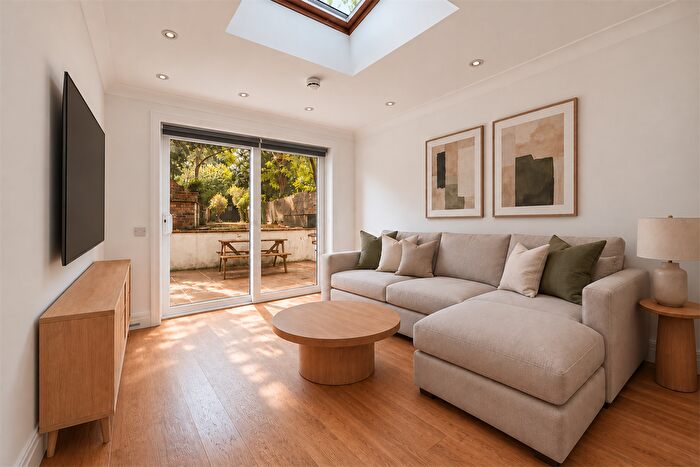 2 Bedroom Flat To Rent In Grange Park, W5