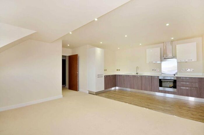 2 Bedroom Flat To Rent In Walton-on-Thames, KT12