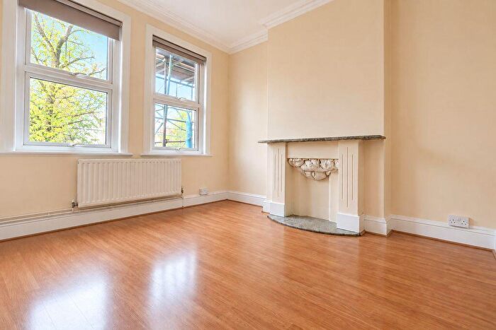 3 Bedroom Flat To Rent In Gladstone Avenue, Wood Green, N22