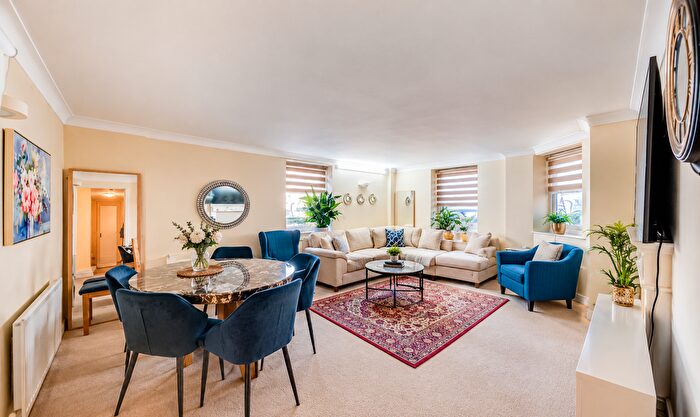 2 Bedroom Flat For Sale In Stewart Street, London, E14